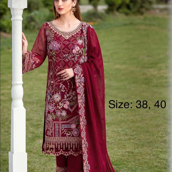 Pakistani dresses 3 pieces available on small and medium size. - Picture 2 of 5